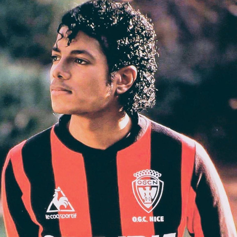 Les maillots de foot dans les clips, les films, les séries et sur les épaules des stars