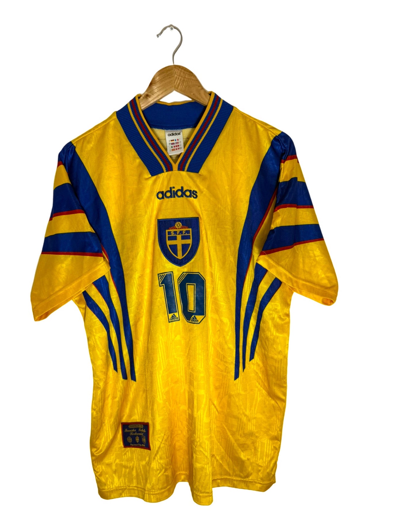 ウェア 90s  gameshirt uniform Sweden 1996 - Sweden Home Shirt [#10] *Match Issue* - L – Vista football shop