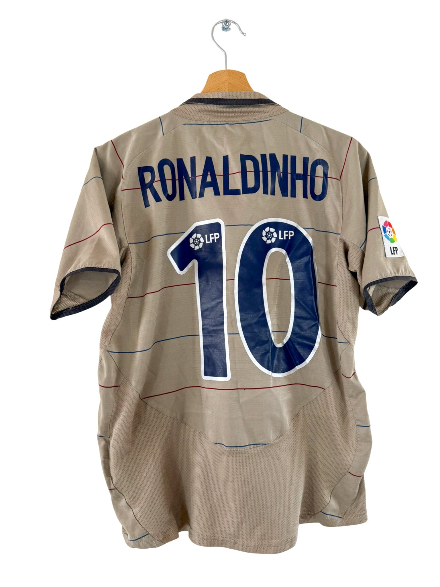 Maillot Barcelone Ronaldinho vintage porté comme pièce de mode