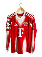 2025/2026 – Maillot Bayern Munich domicile *Manches Longues* [#17 OLISE] – S