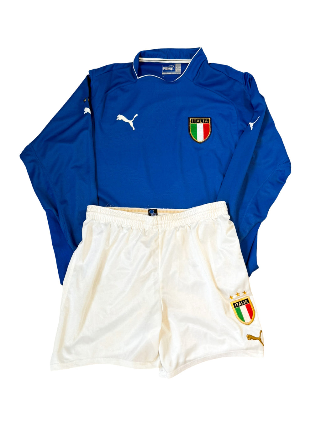 2003/2004 – Italy home long-sleeved jersey and shorts - S