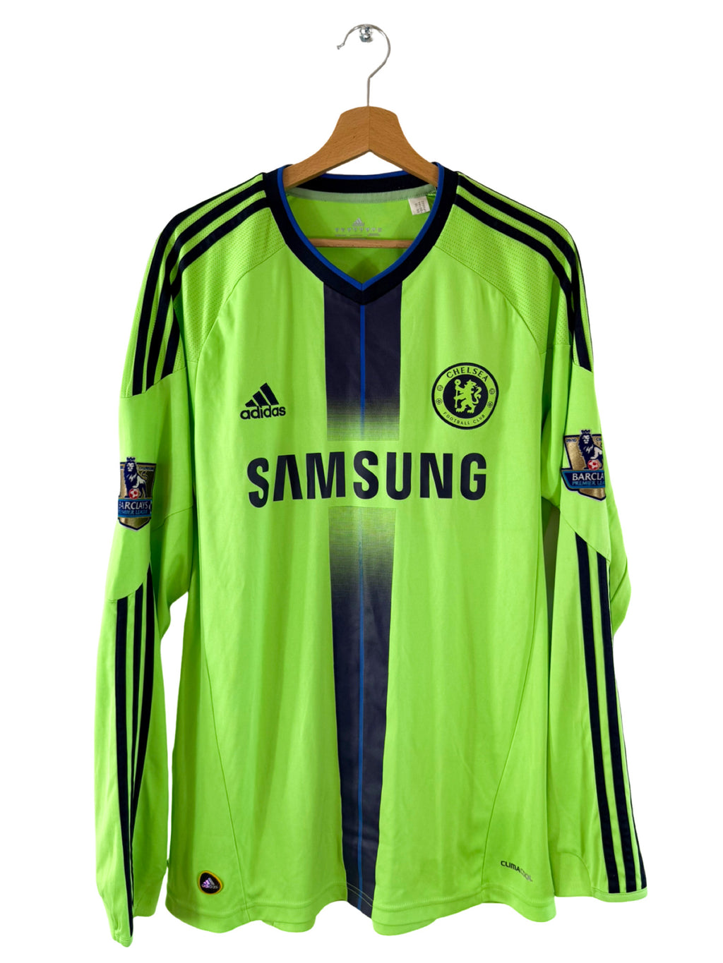 2010/2011 – Chelsea third kit shirt and shorts [#11 Drogba] *Long Sleeves* - M