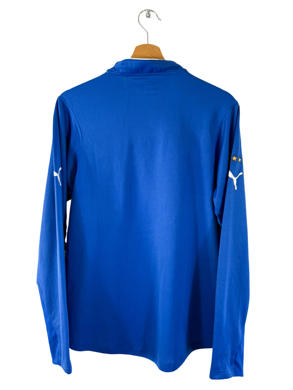 2003/2004 – Italy home long-sleeved jersey and shorts - S