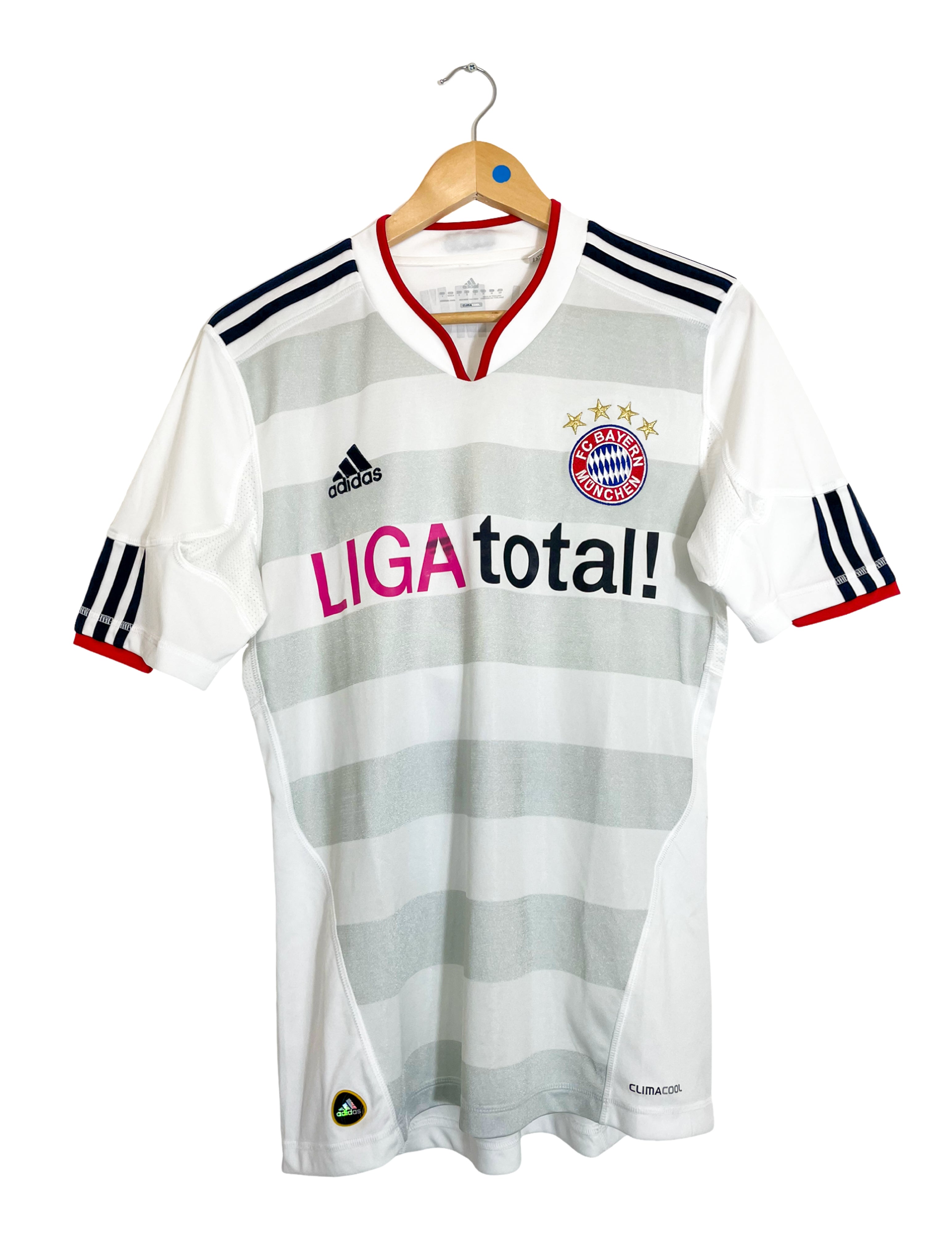 Maillot junior Bayern Munich domicile 2025/26 sur Maillot junior Bayern Munich domicile 2025/26 sur