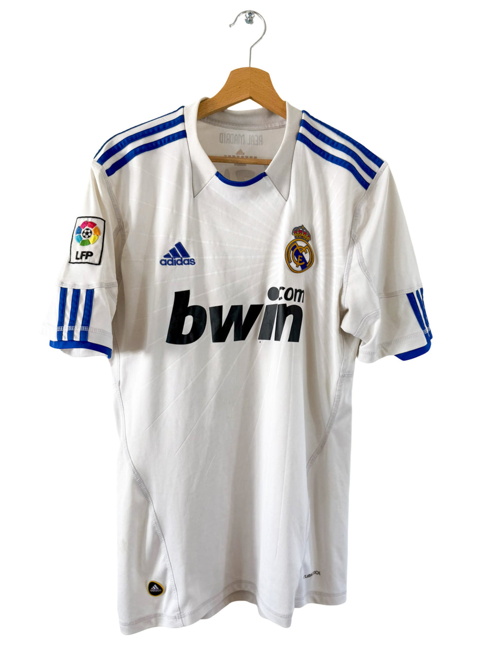 2010/2011 – Real Madrid home shirt [#23 Özil] - S