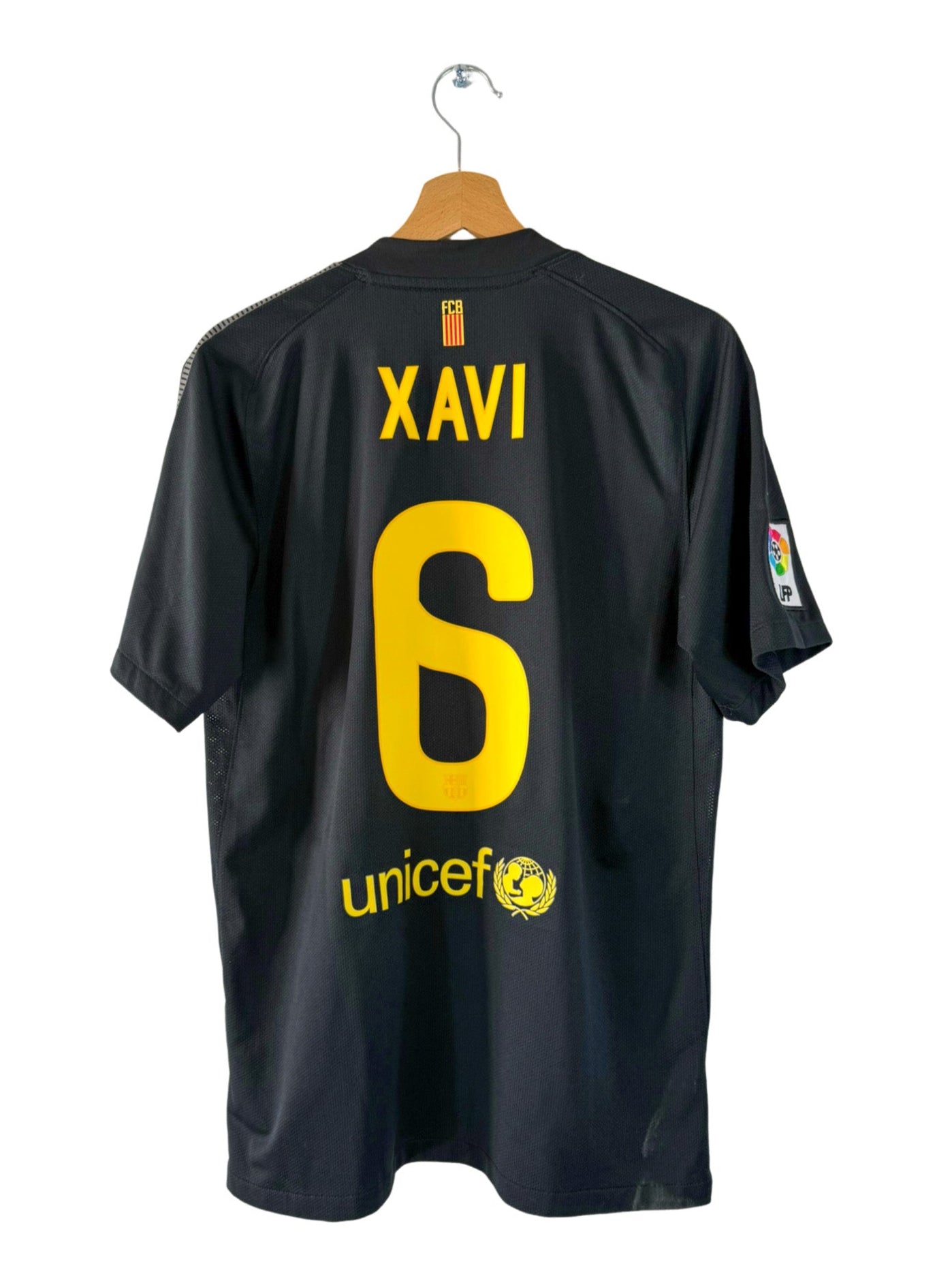 2011/2012 - FC Barcelona Away Shirt [#6 Xavi] Nike - M