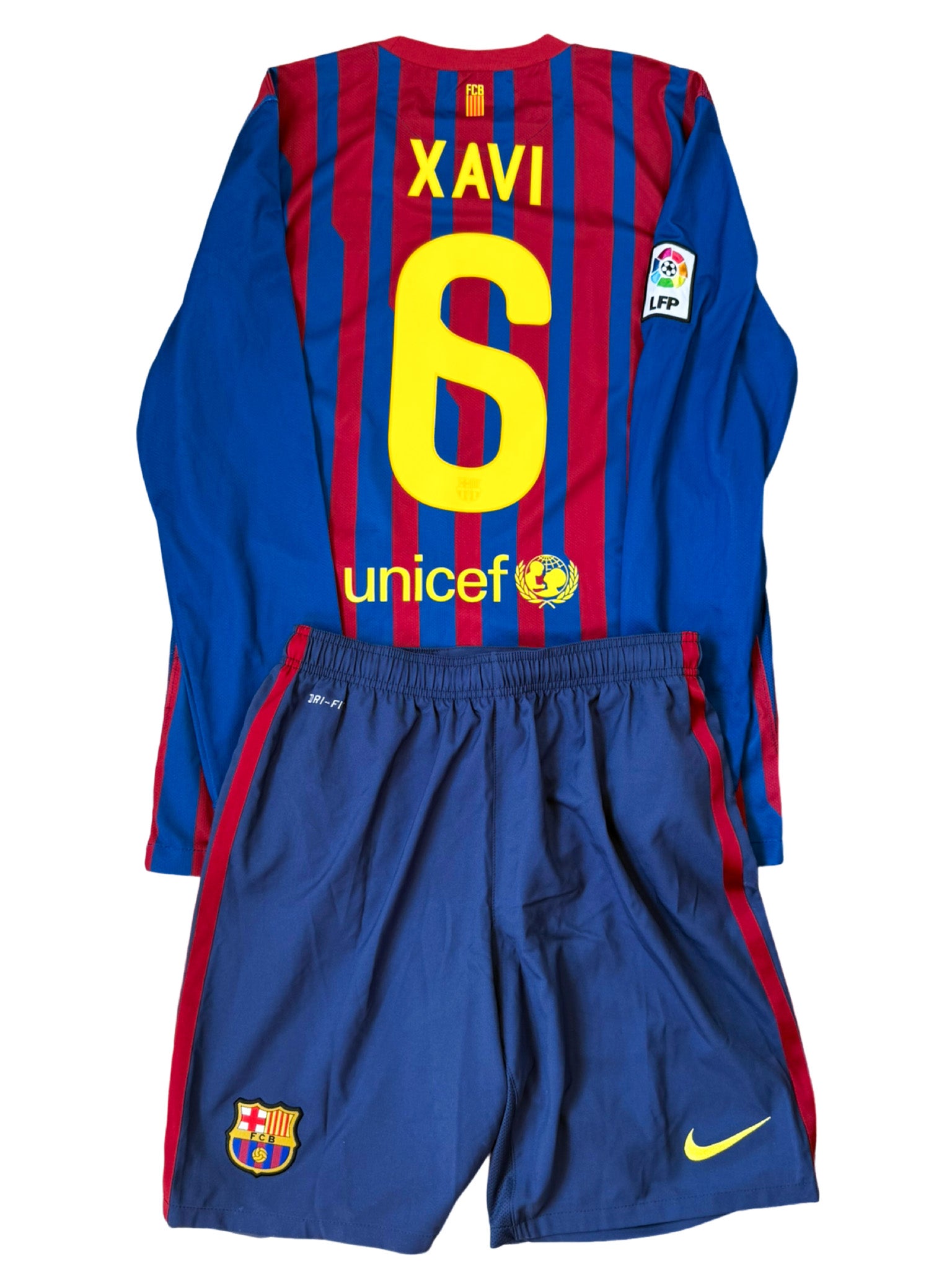2011/2012 – Maillots et short FC Barcelone domicile *Manches Longues* [#6 Xavi] - M
